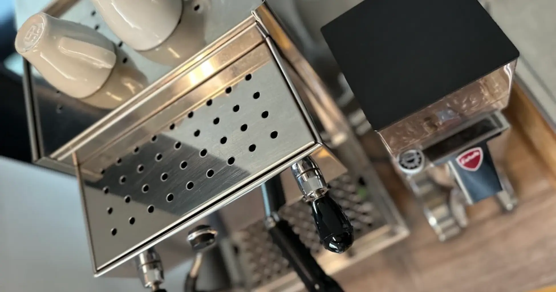 Arbeitsplatz mit zwei Monitoren und Neon-Rakete – Symbol für strukturierte Umsetzung – maxWapp