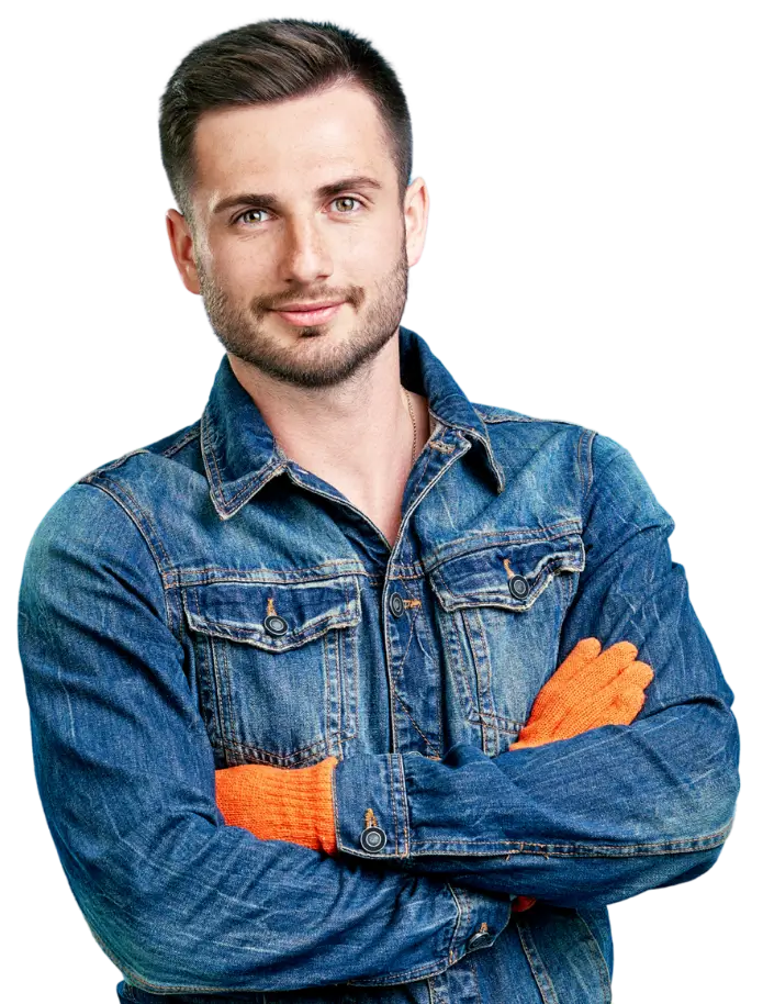 Junger Handwerker mit verschränkten Armen – Mitarbeiter gewinnen über eigene Recruiting Website