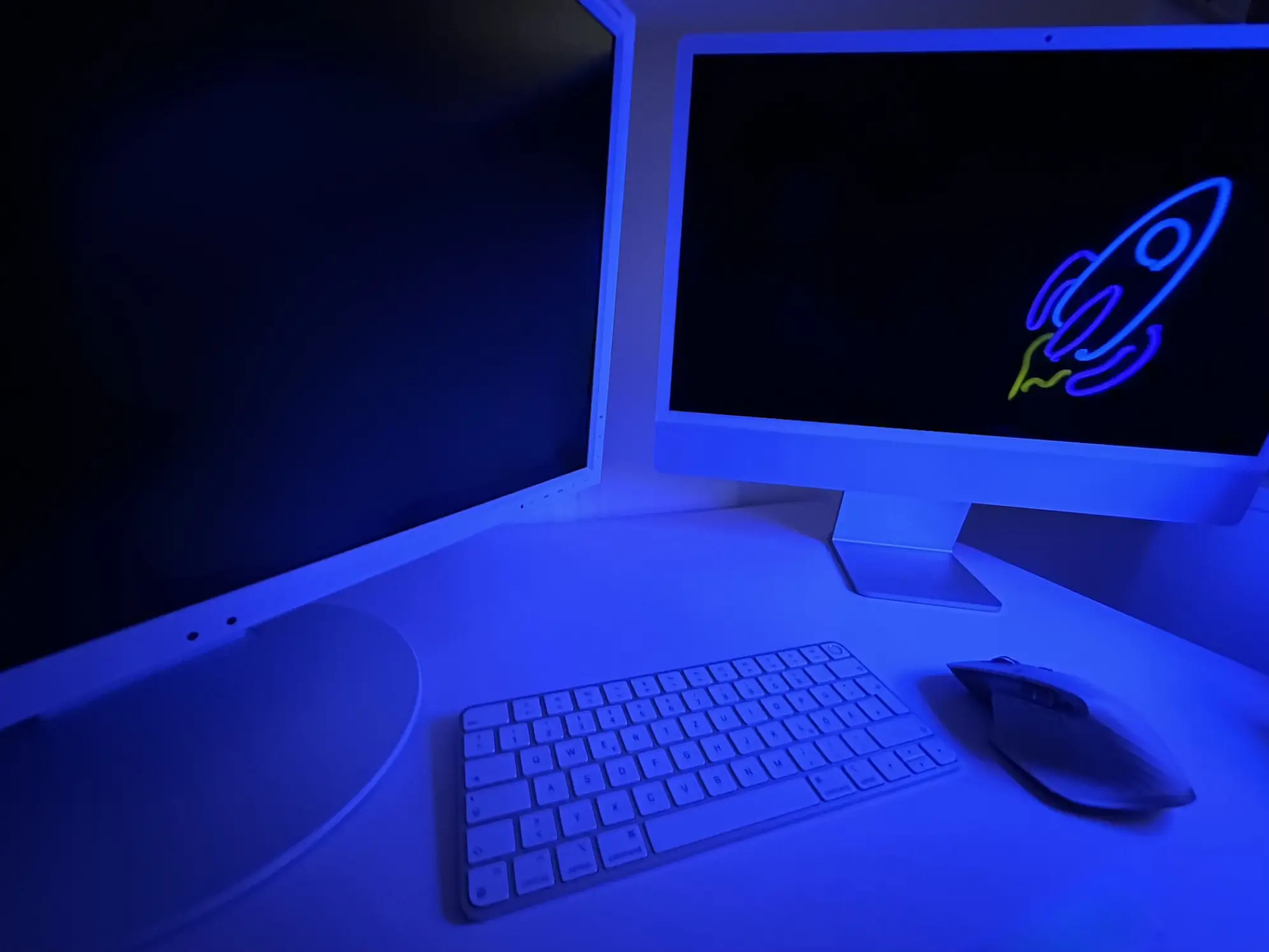 Arbeitsplatz mit zwei Monitoren – Symbol für klare Preisstruktur und effiziente Website-Umsetzung