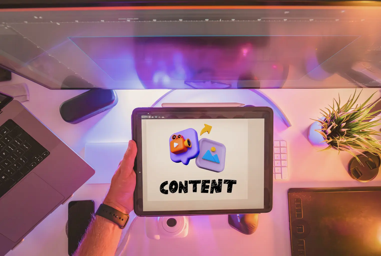 Tablet mit Content-Elementen auf modernem Workspace – Symbol für Website Redesign und Content-Umsetzung