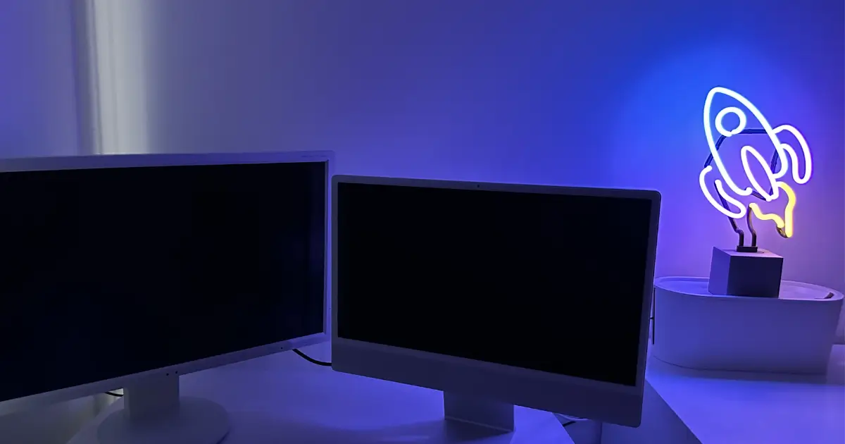 Arbeitsplatz mit zwei Monitoren – saubere Tools Integration mit klarer Strategie – maxWapp